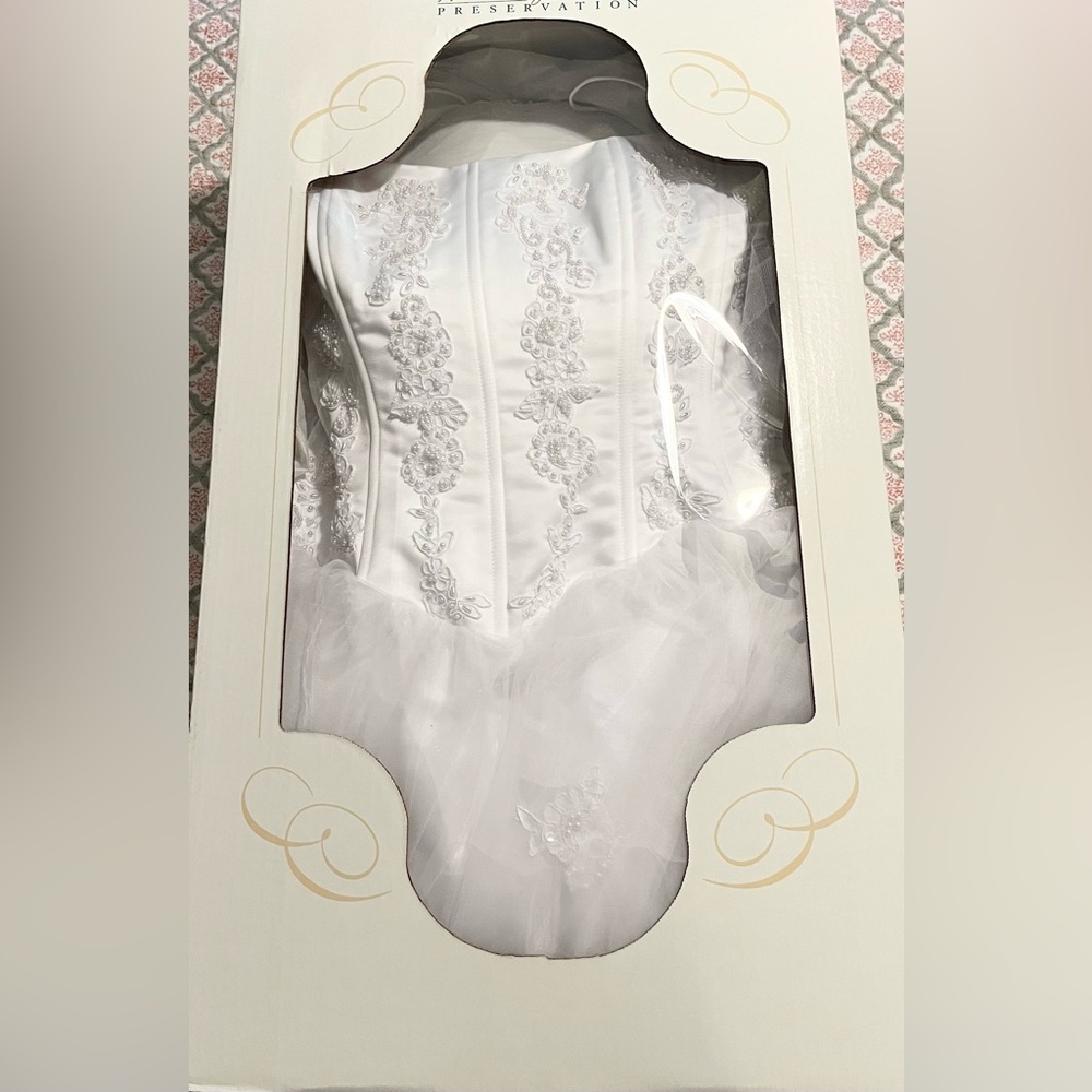 Oleg Cassini Wedding Gown Size 20 - Picture 2 of 12